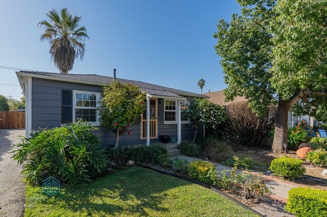 Building Photo - Beautiful 2 Bed 1 Bath Front Unit in the Serene Neighborhood of San Dimas!