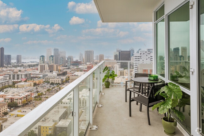 3BR, 2BA - 1,048SF