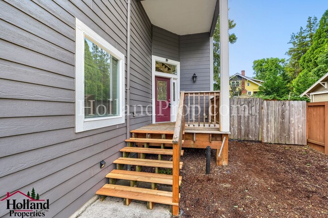 Photo - Great, Spacious & Inviting Home in the Heart of Milwaukie! BEST PRICE NOW $3,4500!!