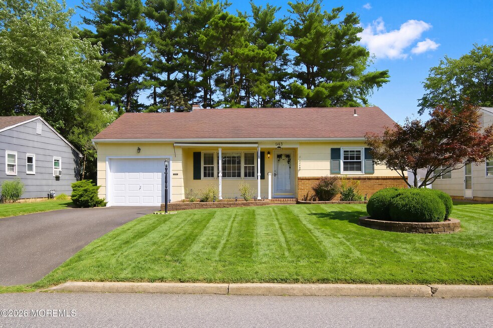 943 Edgebrook Dr N