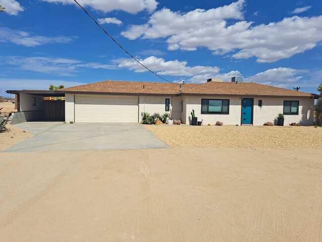 Building Photo - Desert Gem!