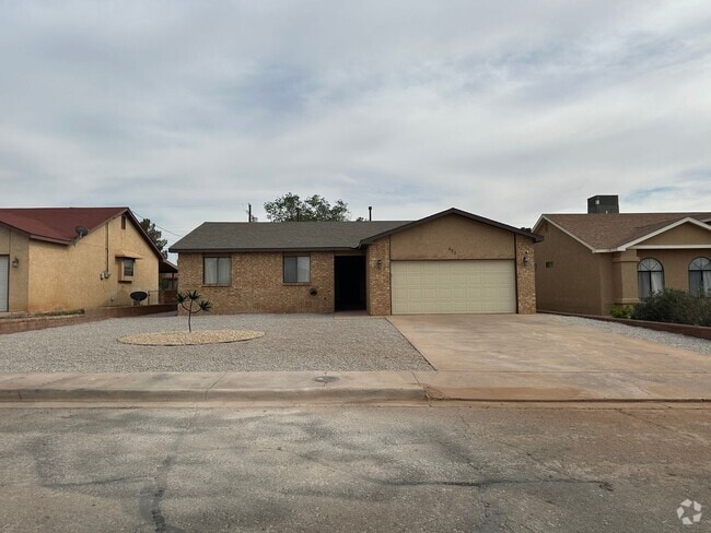 Building Photo - Centrally located home
