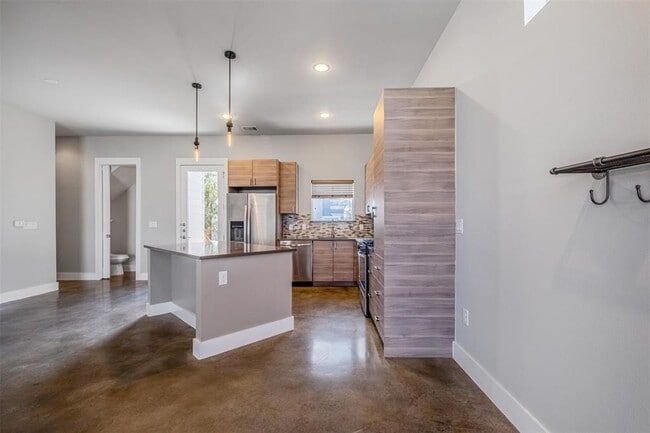 Photo - 4707 Leslie Ave