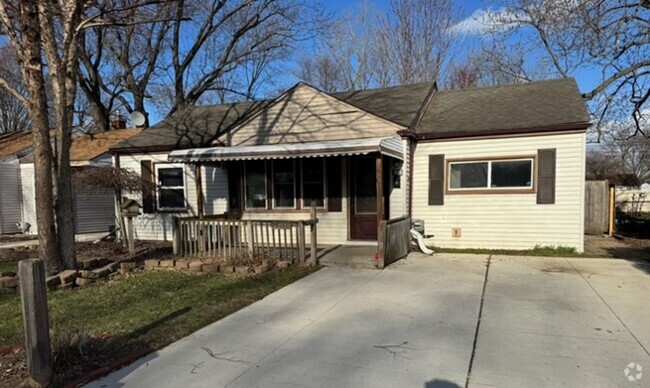 Building Photo - Spacious Roseville Three Bedroom home