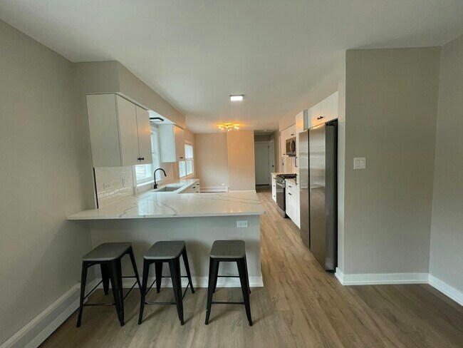 Building Photo - 278 N Oaklawn Ave Unit 2