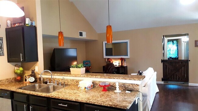 Photo - 4423 Chapman St