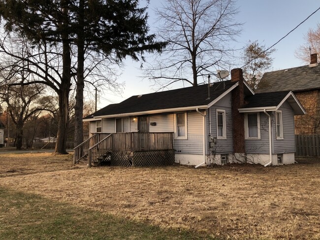 Building Photo - HUGE HOME WITH A TON OF SPACE!