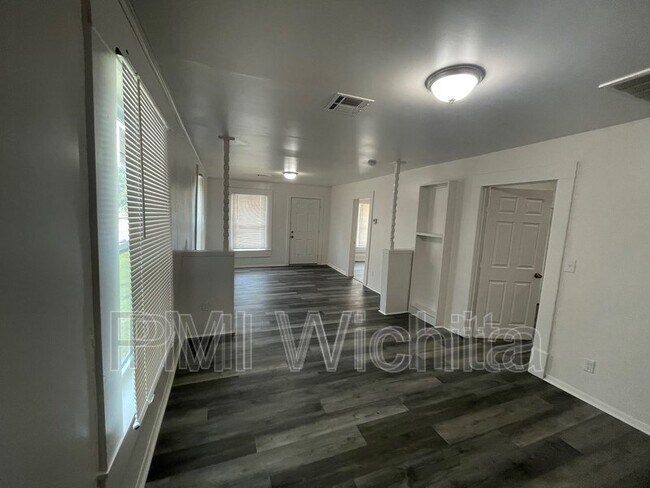 Photo - 202 N Ash St
