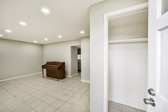 Building Photo - 7059 Chasewood Dr Unit True