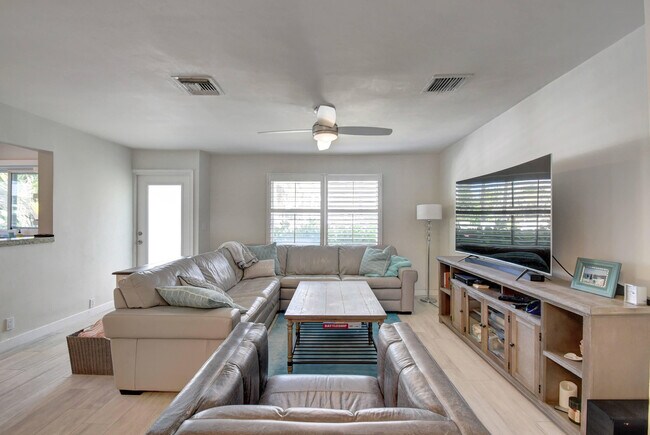 Photo - 1020 Casuarina Rd