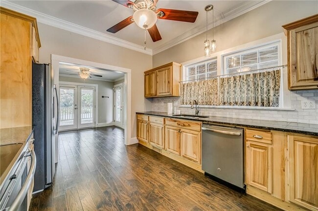 Photo - 121 Brown St