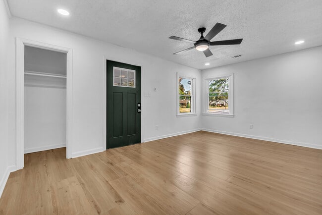 Photo - 3253 Kimball Ave