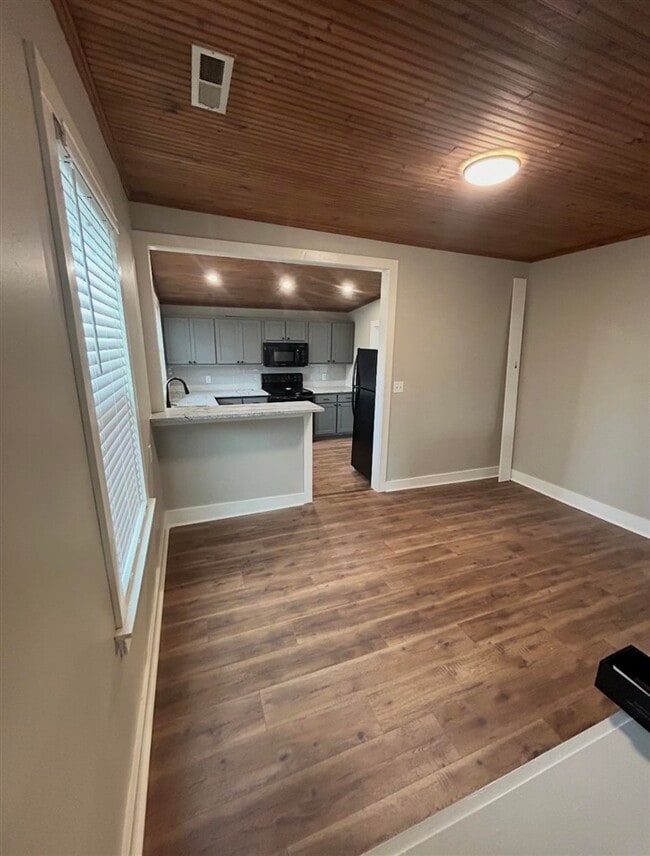 Photo - 875 Nutwood St