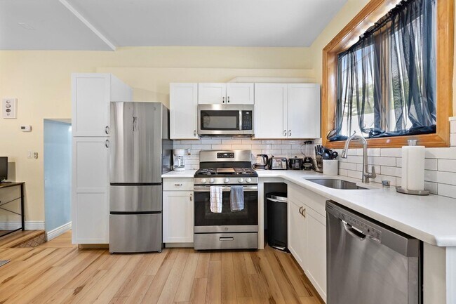 137 W 15th St