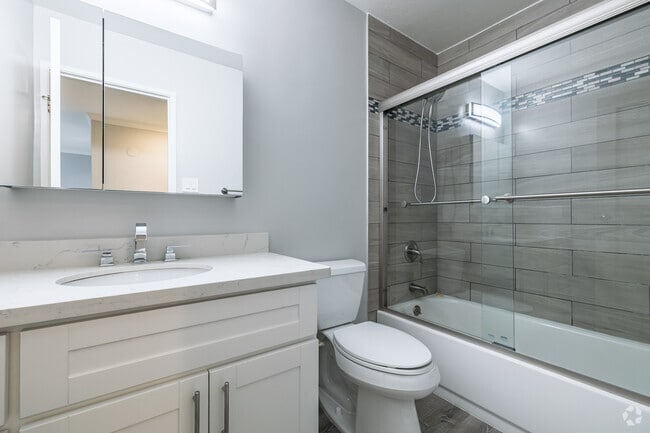 1BR, 1BA - 732SF - Bathroom - Oakview