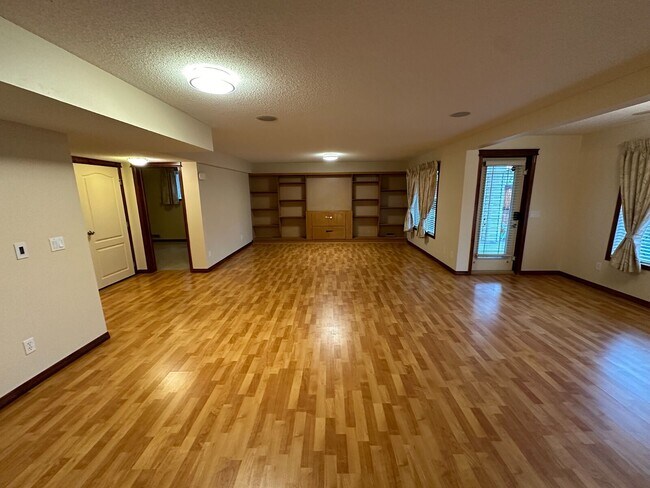 Building Photo - Charming 2-Bedroom Basement Apartment in K...