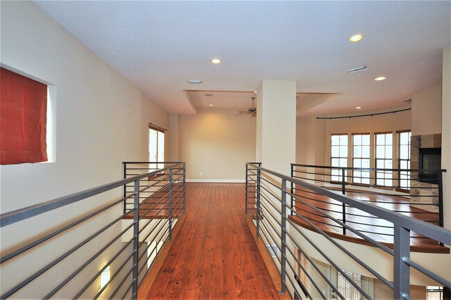 Building Photo - 1002 Columbus St Unit B Rental