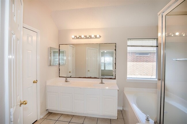 5008 Blanco Dr