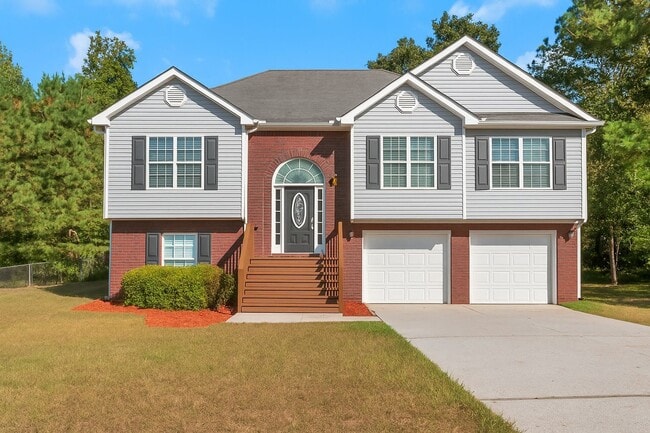 Building Photo - Spacious 4-Bedroom Split Foyer with 3 Bath...