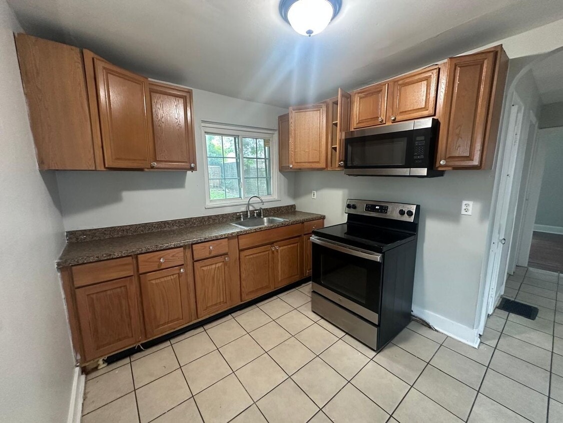 Updated 3 bedroom 1 bath single family home - Updated 3 bedroom 1 bath single family home