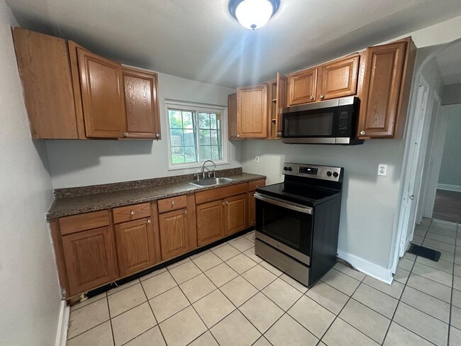 Updated 3 bedroom 1 bath single family home - Updated 3 bedroom 1 bath single family home