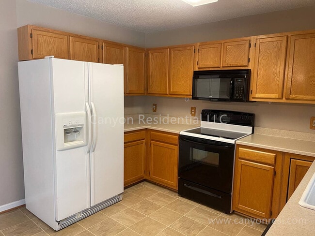 Photo - Beautiful 3b2b, ready to move in!