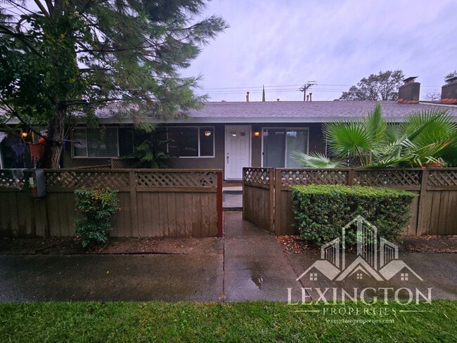 Photo - 5023 Bremner Way Unidad 2