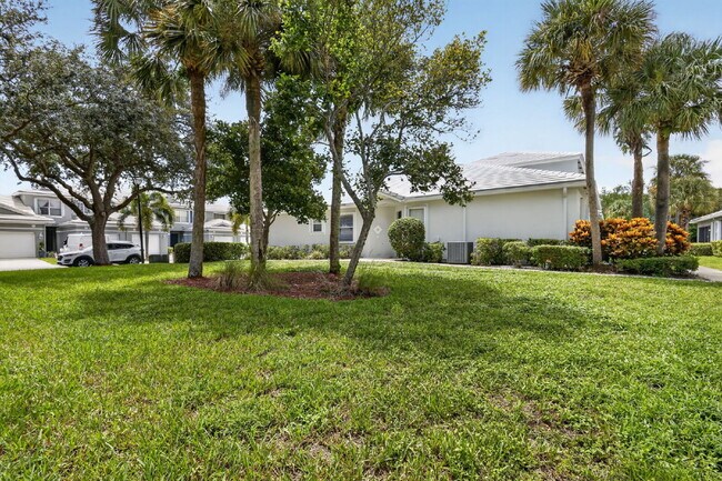 "Charming 2 Bed plus Den, 2-Bath Townhouse with 1500 Sq Ft of Comfort in Greenacres!"