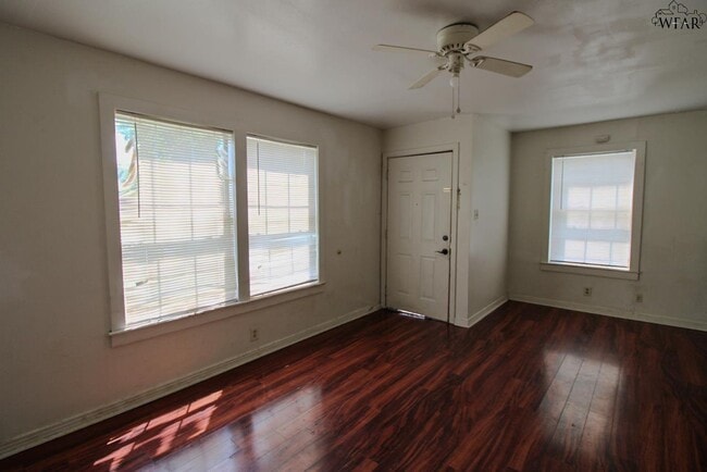 Photo - 1640 Hawes Ave