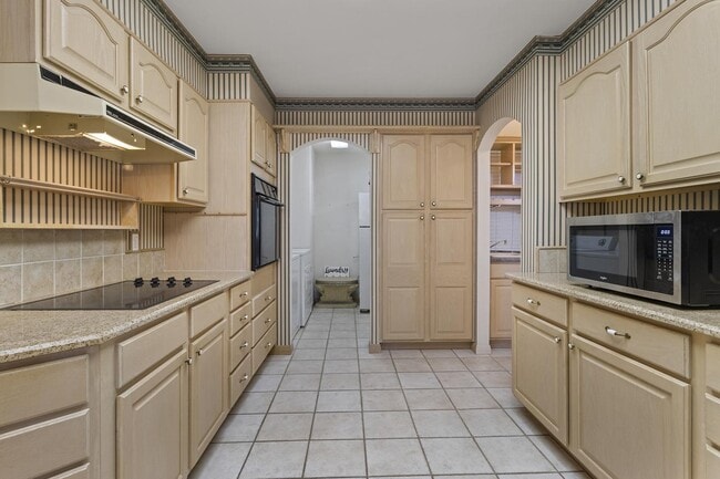 Photo - 5942 Brook Falls