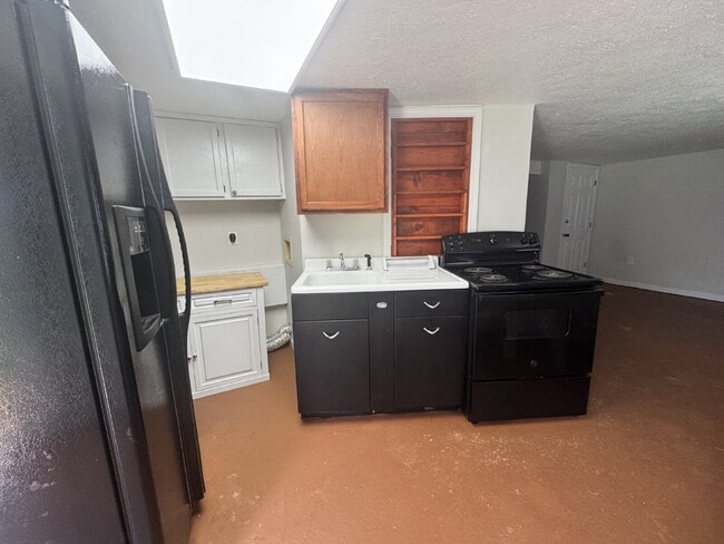 Photo - Efficiency 1 Bedroom Apartment in Chicopee Village – Utilities Included! Unidad B