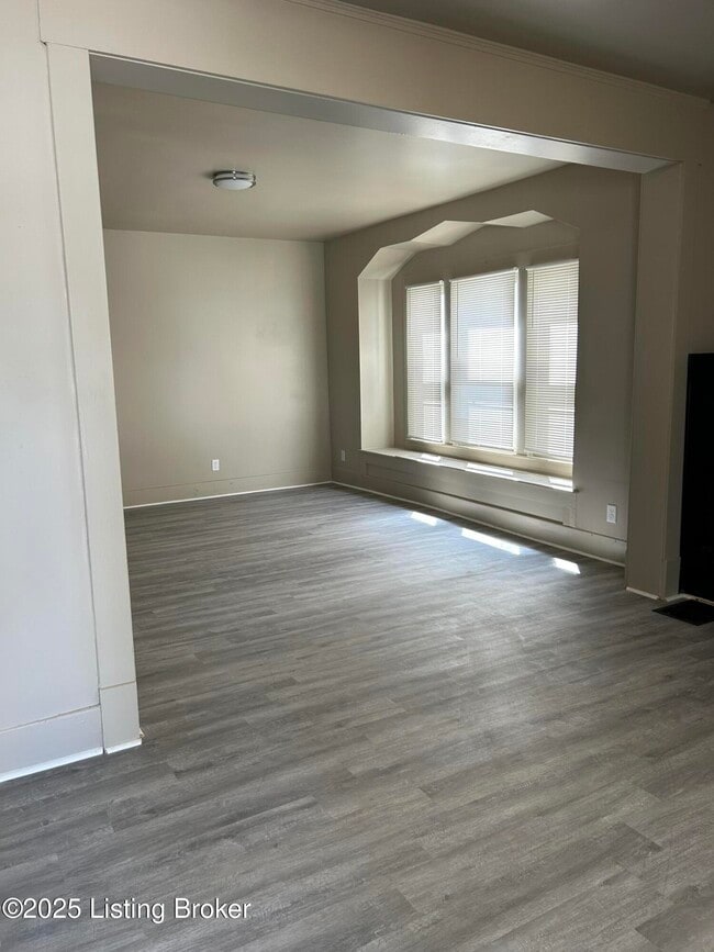 Photo - 811 Sutcliffe Ave