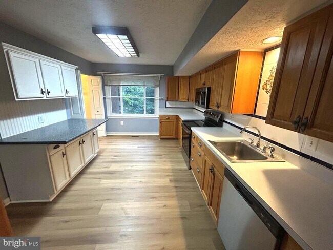 Photo - 15723 Edgewood Dr