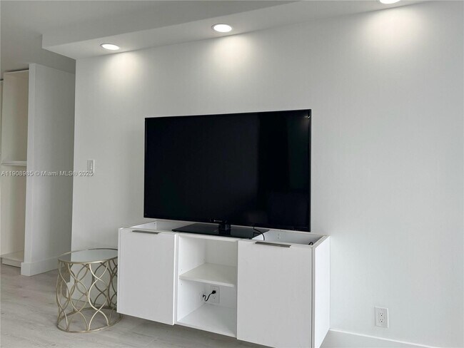 Photo - 3140 S Ocean Dr Unidad 2403