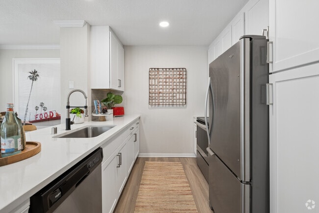 2BR, 2BA - 983SF - Kitchen