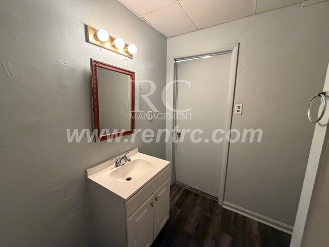 901 Jewell-
