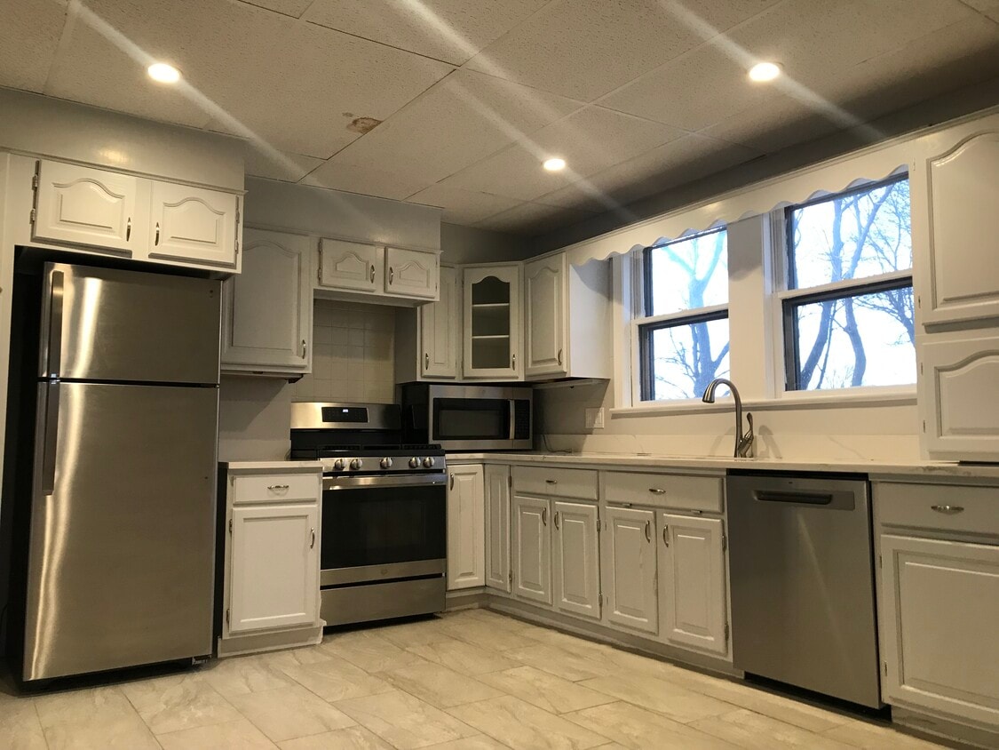 Photo - 15 Montvale Ave (Stoneham, MA)