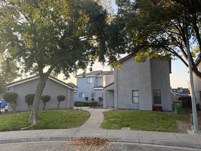 Building Photo - 3661 La Mancha Pl