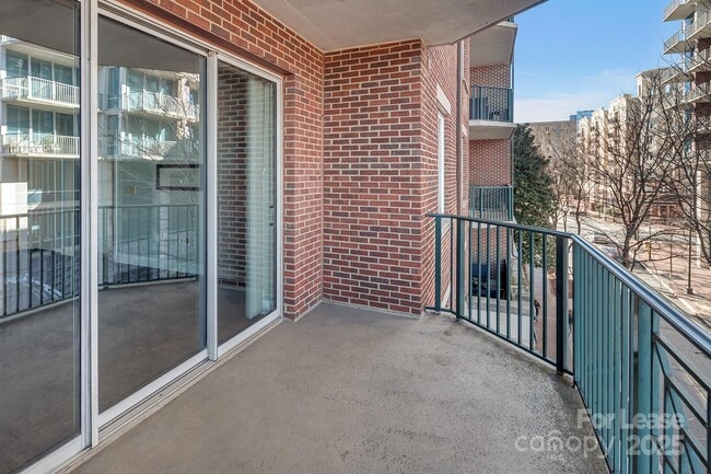 Photo - 300 W 5th St Unidad 339