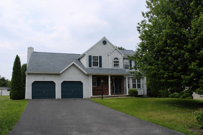 Building Photo - Spacious Single Family Home