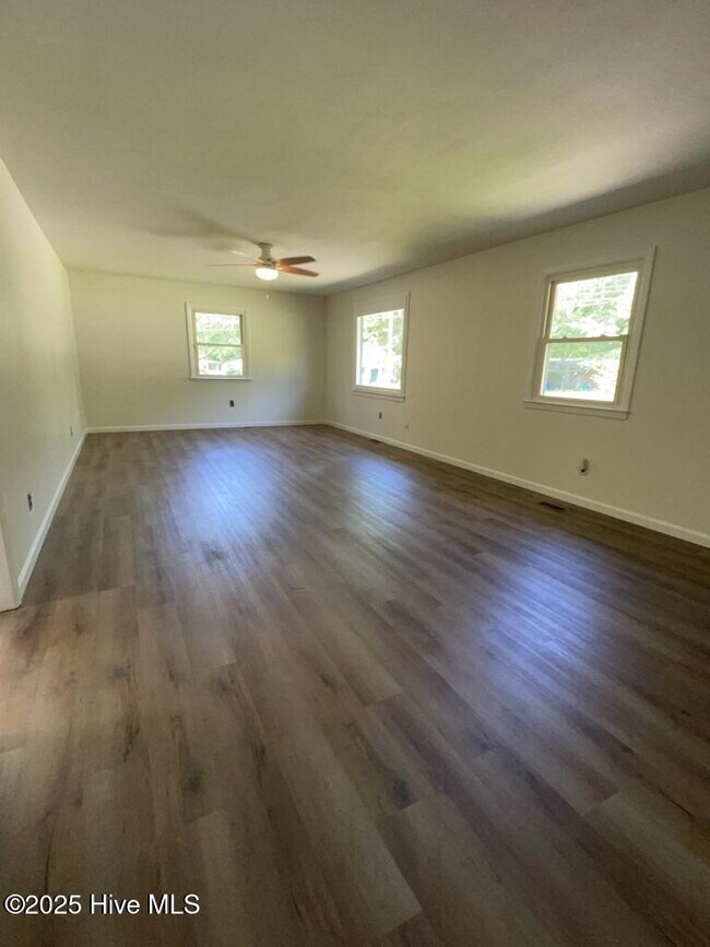 Photo - 610 Dennis Rd