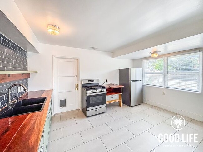 Photo - 6074 Rock St