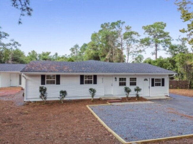 Photo - 852 N May St