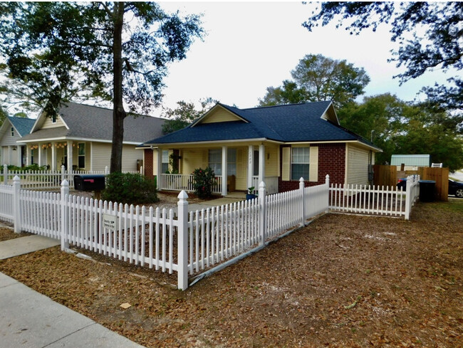 Front yard - 1000 N D St House