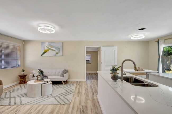 Photo - 140 W 31st St