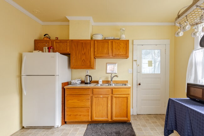 Photo - Charming 2-Bedroom Home Near Downtown Bellingham – Private Yard & Cozy Living