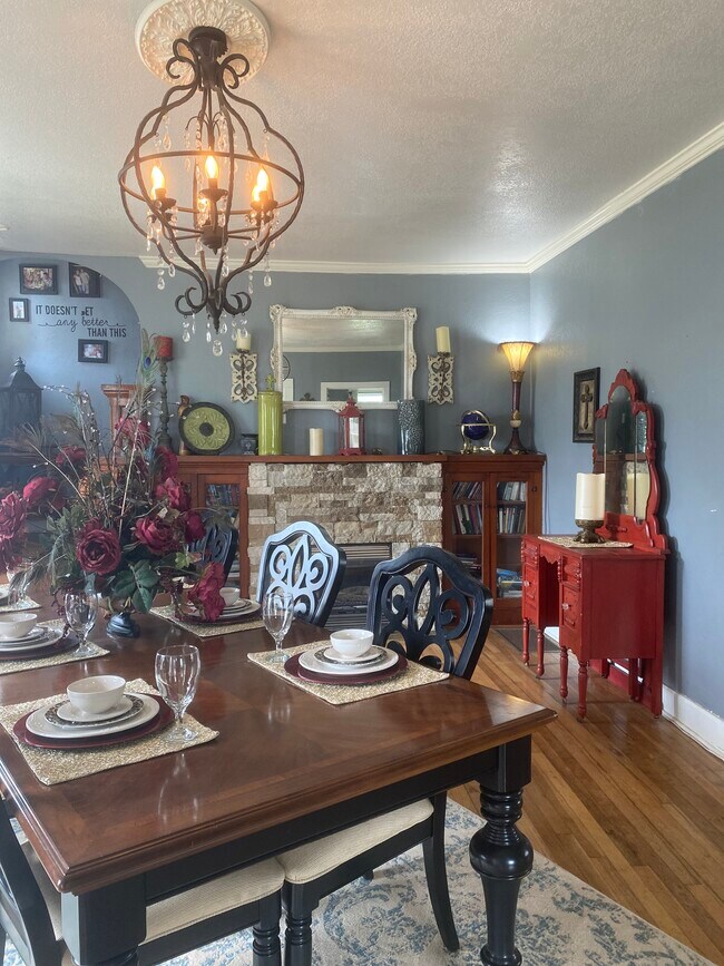 Gas fireplace. - 710 N Main St