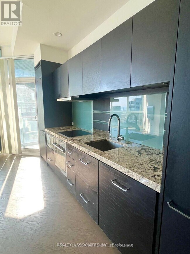 45 Charles St E Unit 5202