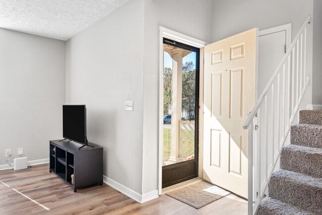 Photo - 748 Lake Terrace Dr