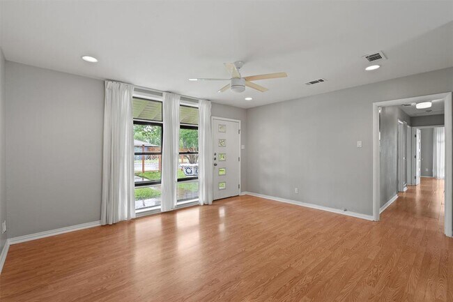 Photo - 5212 Berkman Dr